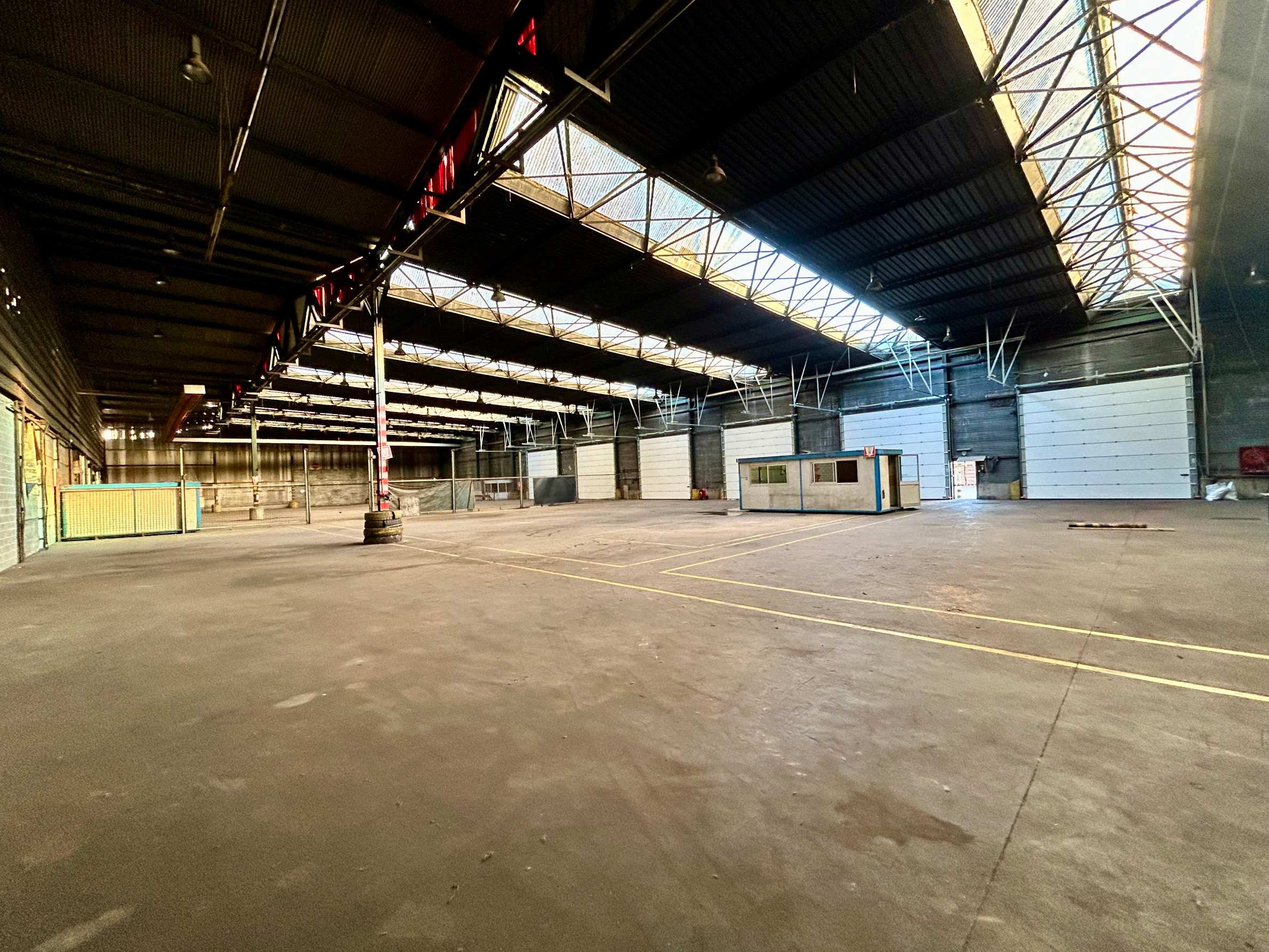 Entrepôt - Zoning industriel - 6 portes électriques