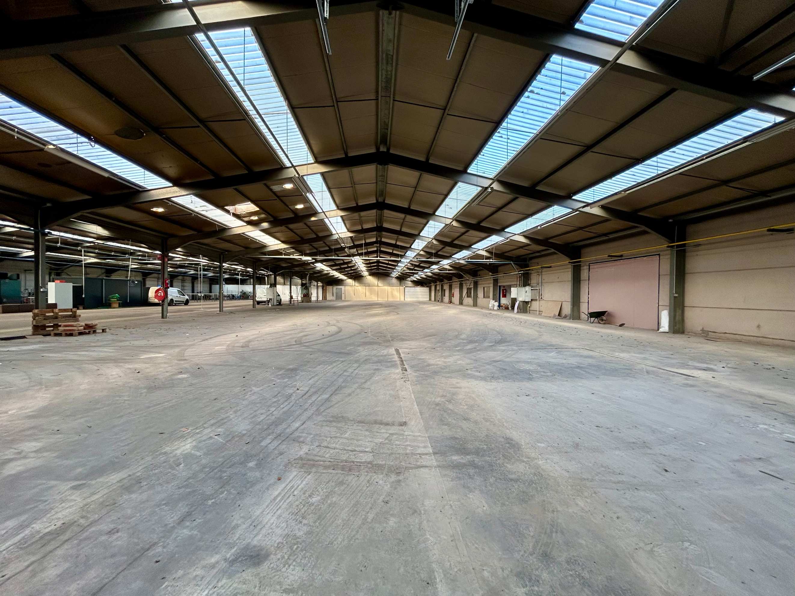 Locaux industriels - Entrepôts (730 à 2.200 m²)