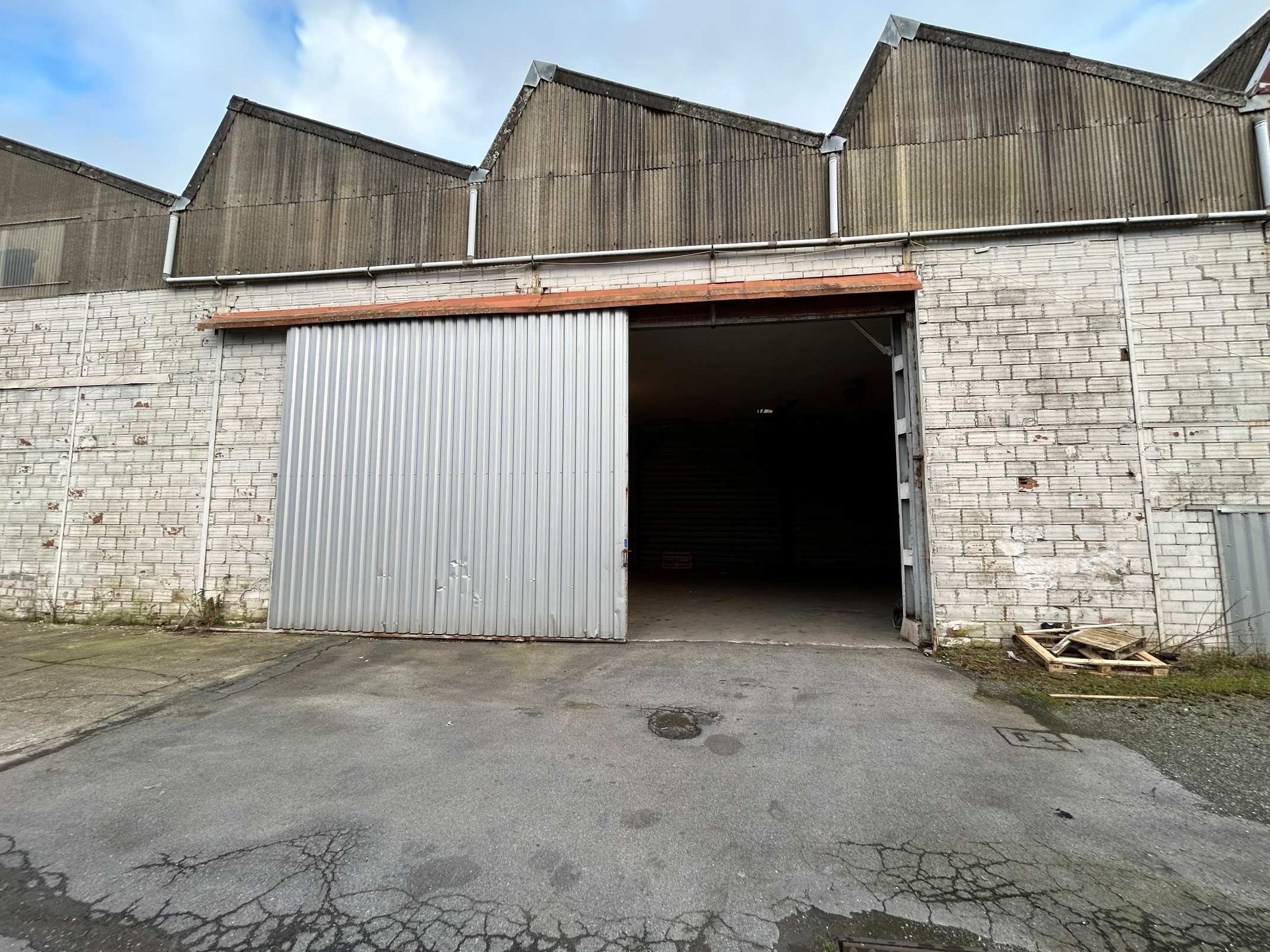 Entrepôt de +- 750 m²+ 150 m² locaux sociaux